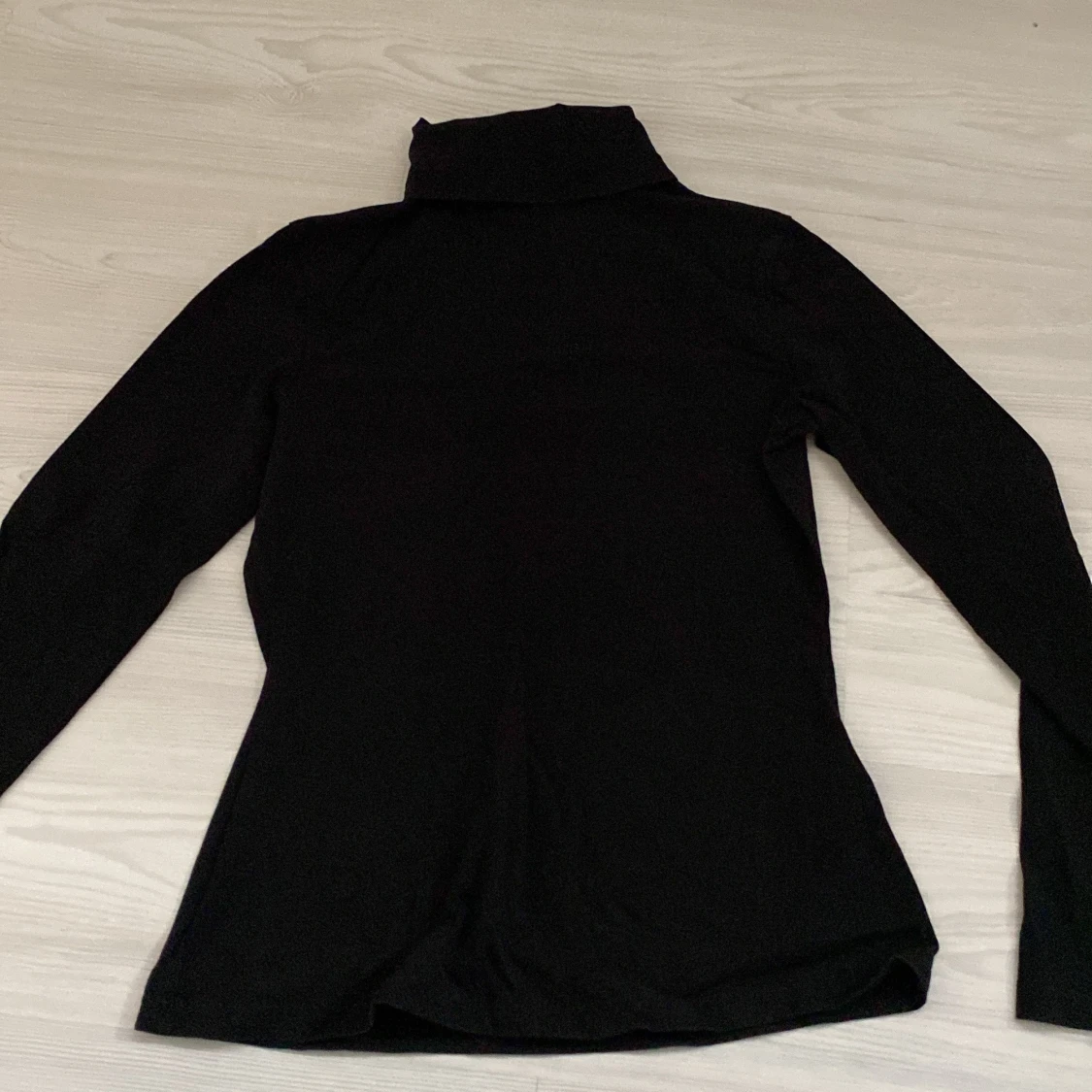 Svart polotröja