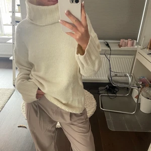 Stickad tröja - Jätte mysig, creme vit stickad tröja💘