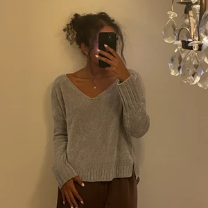 Mysig tröja - En av de skönaste plaggen jag har! Långa ärmar och urringat. Passar det mesta. 