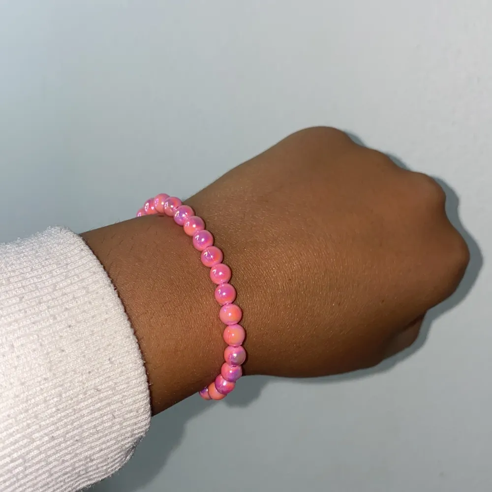 Fint elastiskt armband av rosa glänsande pärlor. Köp detta armband tillsammans ett annat för 10kr rabatt, om du köper det med två andra armband får du 15kr rabatt, köper du med 3 andra blir det 20kr rabatt osv.❤️. Accessoarer.