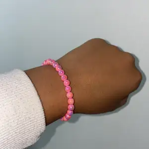 Fint elastiskt armband av rosa glänsande pärlor. Köp detta armband tillsammans ett annat för 10kr rabatt, om du köper det med två andra armband får du 15kr rabatt, köper du med 3 andra blir det 20kr rabatt osv.❤️