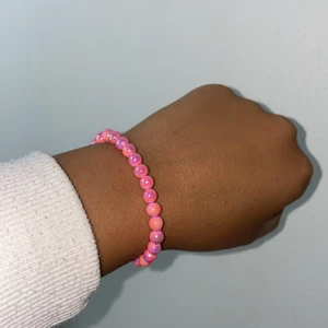Armband - Fint elastiskt armband av rosa glänsande pärlor. Köp detta armband tillsammans ett annat för 10kr rabatt, om du köper det med två andra armband får du 15kr rabatt, köper du med 3 andra blir det 20kr rabatt osv.❤️