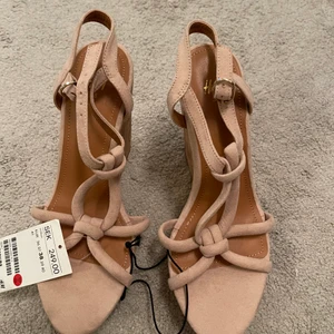 Kilklack från H&M i storlek 38 - Helt nya!