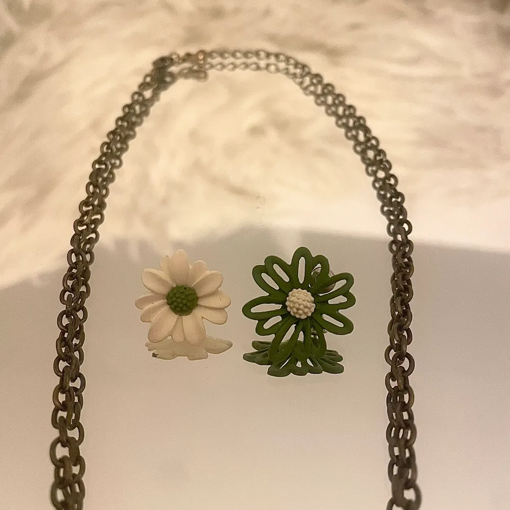 Halsband och örhängen med gröna blommor. Giving cottagecore vibes🌾🌼Halsbandet är så fint och köpt secondhand. Örhängena är köpta här på plick. Men så gulliga och matchar typ så köp detta pack OCH FRI FRAKT, inräknat i priset 📦 💚💚. Accessoarer.