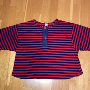 randig vintage topp - supersöt randig topp med knappar, passar upp till storlek m beroende på önskad passform. har tyvärr blivit nopprig, annars bra skick. möter upp i stockholm, annars står köparen för frakten