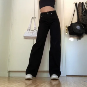 Svarta wide leg jeans  - Svarta jeans i modellen ”wide leg” från Junkyard! Helt nya och oanvända, till och med lappen sitter kvar på baksidan av byxorna. Skriv om du har frågor eller vill ha fler bilder! Köparen står för frakt. Kan mötas i Stockholm 