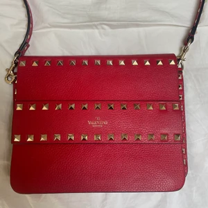 Valentino väska  - Röd valentino väska i nyskick! Köpt på Valentinos hemsida förra året. Ordinarie pris : 14,295 kr. Går bra att leverera och mötas! 