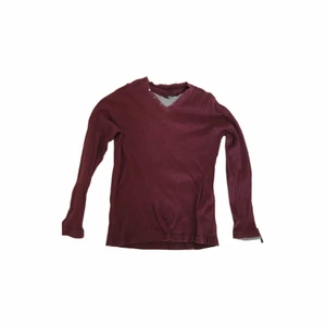 Röd farfarströja  - Superfin långärmad ribbad tröja! Ger grunge/ 00s vibes tycker jag. Passar perfekt nu till hösten! Storlek XXL men på mig som har S/M sitter den som en M/L. 