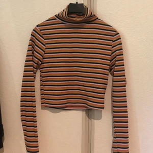 Tröja - Croppad och ribbad, aldrig använd. Från H&M storlek S. 40kr + 26kr frakt !