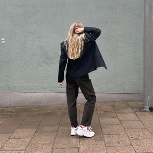 Svart blazer - Skitsnygg svart blazer. Riktigt bra kvalle:)  Jag är size S o såhär sitter den på mig ^