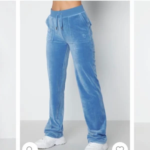 Blåa juicy - Jag tänkte sälja mina blåa juicy byxor i storlek S. Dem är uppstryka för mig som är 160 men går att fixa till orginallängd igen. Helt slutsålda överallt. Fint skick och inga fläckar. 💙 skriv privat för egna bilder elelr frågor!