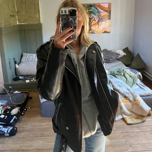 Skinnjacka  - Skinnjacka, använd max 2 gånger. Jackan är oversized på mig som vanligtvis bär storlek 36. Köparen står för eventuell frakt. 🌸
