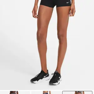 Säljer dessa Nike shorts i storlek barn m. Vilket jag skulle säga är samma som en xs i storleken.