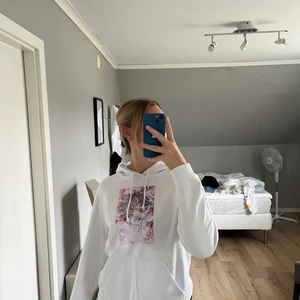 Hoddie - En jättefin hoddie från The cool Elephant. Använd Max 5 ggr och säljer då pga att den inte kommer till användning. Nypris 599kr men säljer för 300kr. Hör av er för fler frågor eller bilder. 🤍🤍