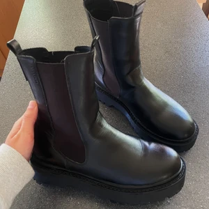 Kängor med platå  - Säljer mina supersnygga boots med platå!! Använda en gång så väldigt bra skick. Storlek 38 🦋⚡️