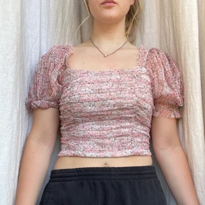 Blommig top  - Blommig top med puffiga ärmar från hm. Storlek 38