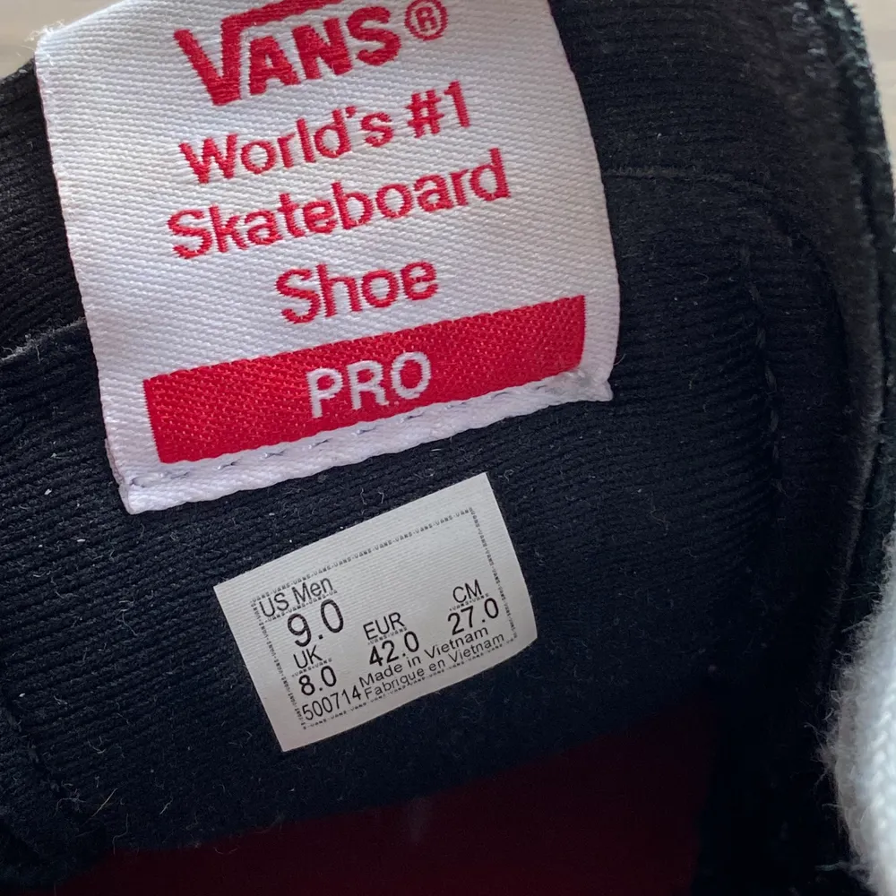 Säljer mina Vans skor som är i storleken 42!  (Är i fint skick) 😊 Skriv privat för flera bilder.  frakt tillkommer!! . Skor.