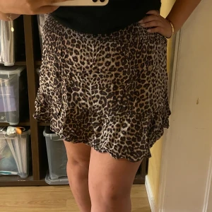 Kjol - Kjol i storlek s, köpt från Lindex. Kommer ej till användning och därför säljer jag den. Är i bra skick. Nypris: 199kr. Frakt tillkommer och köparen står för frakten.