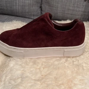 Vinröda eytys i okej skick - Ett par vinröda eytys i okej skick. Skolåda och påse medföljer vid köp dem är köpta för 1900kr men säljer dem nu då dem inte har kommit till användning. 