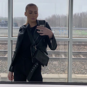 Skinnjacka - Svart skinnjacka från zara i storlek Surfmängd. Bra skick! Nypris var ca 550kr💕 det har vart ett hål i fickan med det är igen sytt!