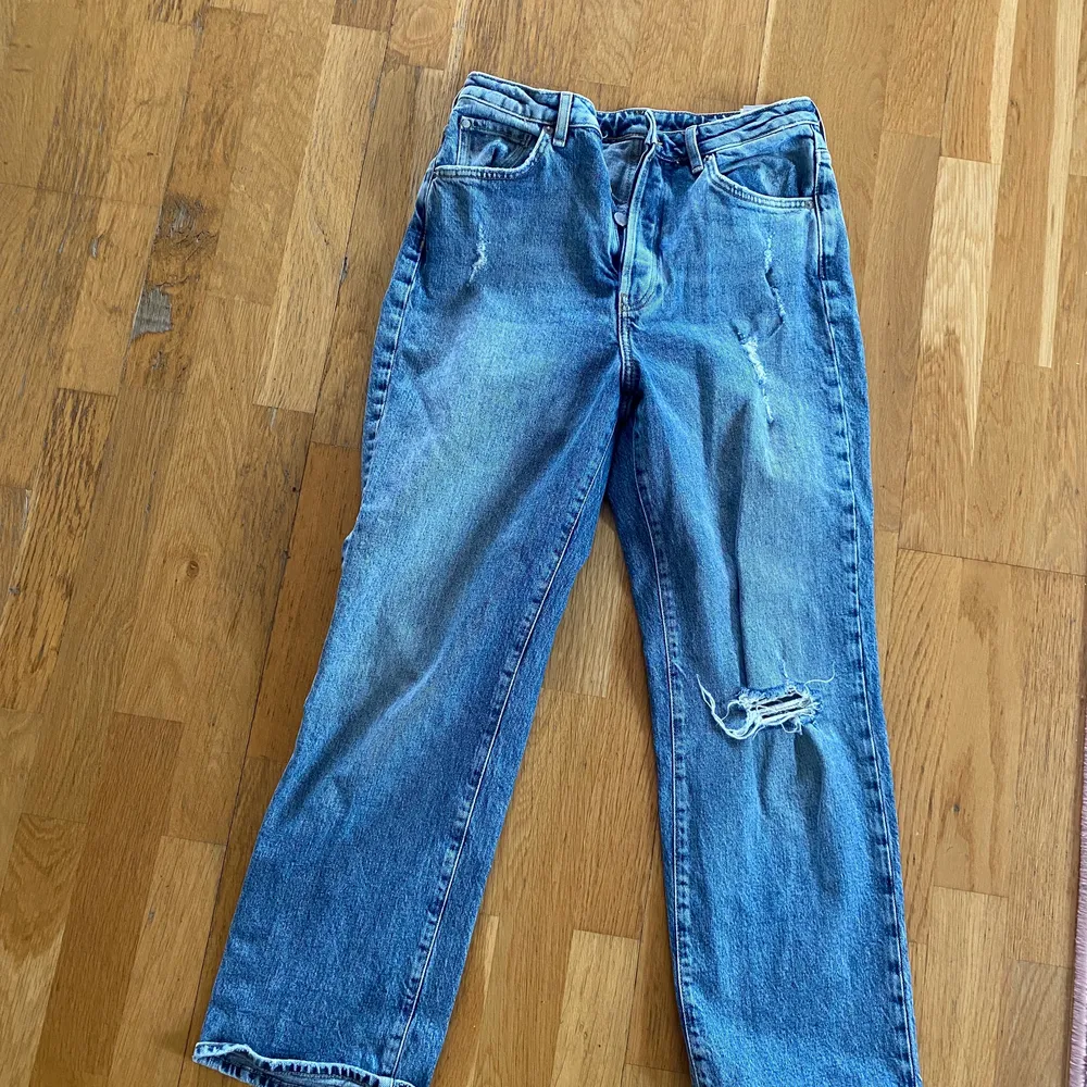 Oanvända jeans med hål på knäet säljes i fint skick 🥰. Jeans & Byxor.