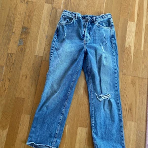 Jeans säljes!  - Oanvända jeans med hål på knäet säljes i fint skick 🥰