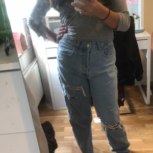  Ripped jeans - Jag köpte dom för några månader sedan har använt om ungefär en gång bra kvalitet🤩