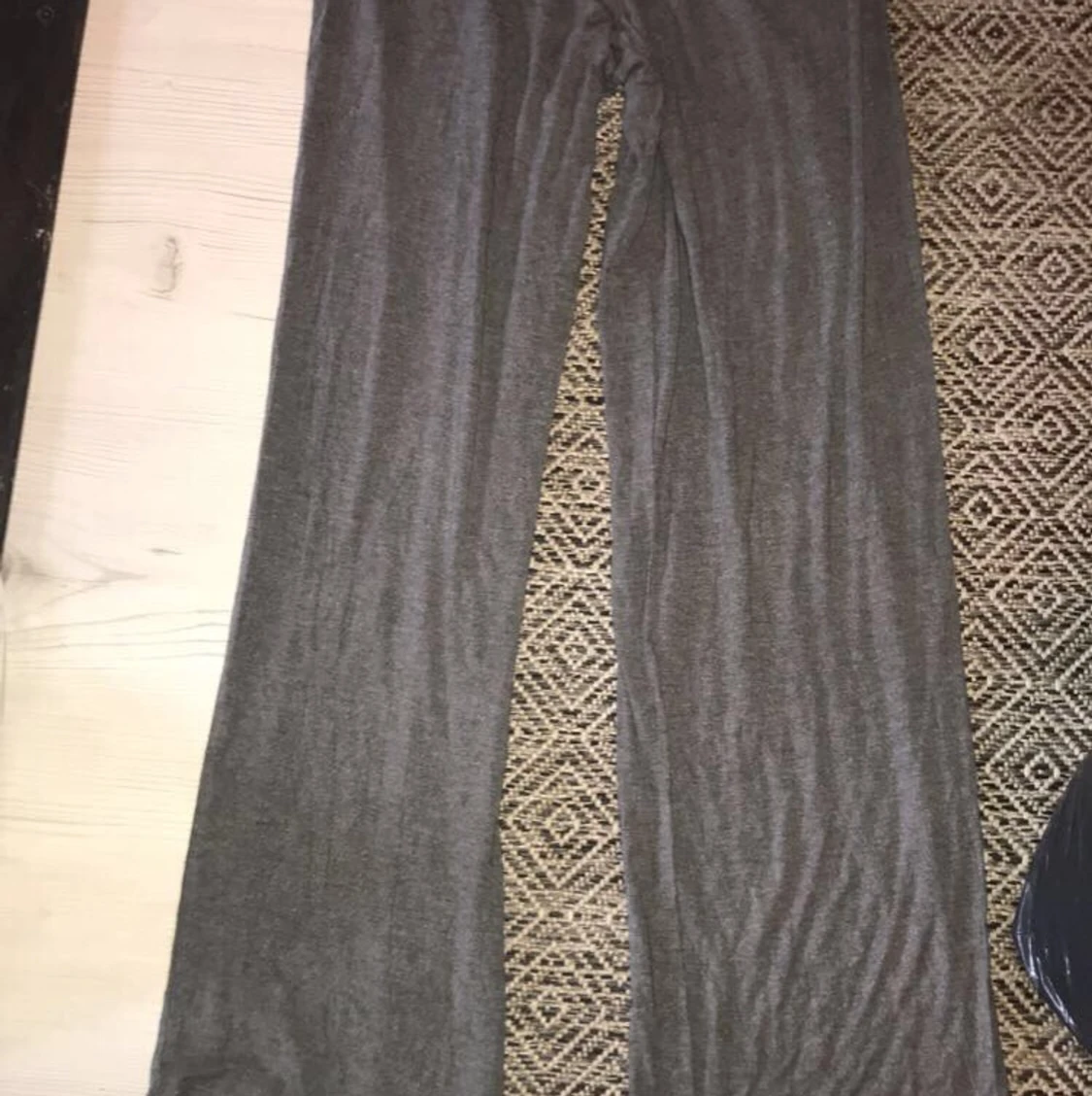 Mjuka, vida, gråa byxor