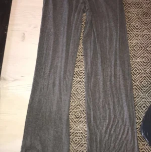 Mjuka, vida, gråa byxor - Köpta secondhand för 150kr, säljer pga för långa i benen, är 159! Bra skick, inga hål eller lösa trådar. Använt fåtal gånger!  Hör av er på insta om Plick inte funkar :) Wilmajern