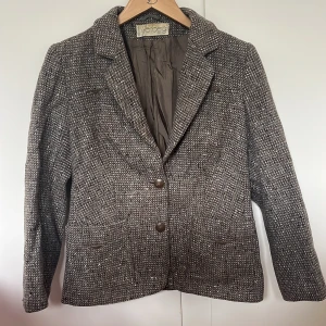 Kavaj ull  - Kavaj 100 % ull gjord i Frankrike . Står ingen storlek i men passar mig som är en S  M i kavaj ☺️ väldigt fin kvalitet! 