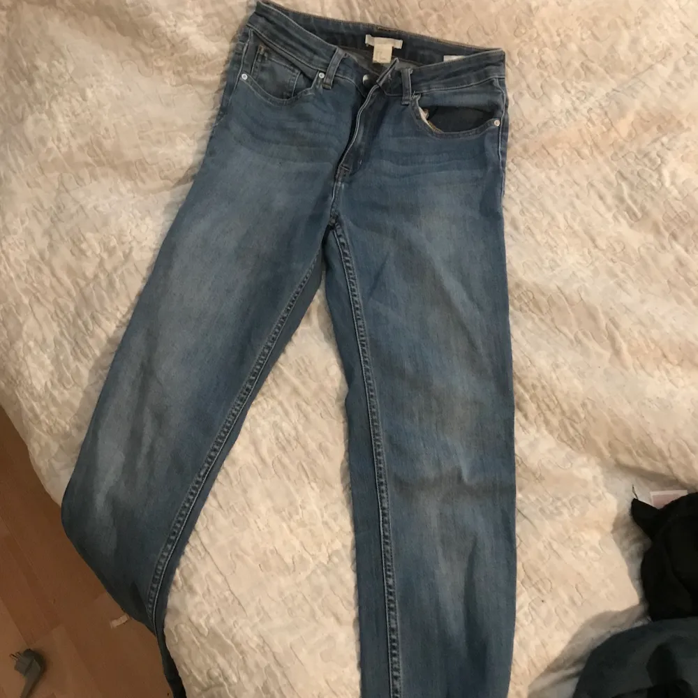 Jättefina typ oanvända ljusblå jeans från hm i storlek 36 lite korta på mig som är 173 men annars jätte fina , säljer för 140 pris kan diskuteras +frakt. Jeans & Byxor.