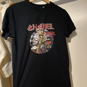 T-shirt  - T-shirt från doctorfake.com använd 1 gång och tvättad därefter. Storlek S. Rak i modellen 