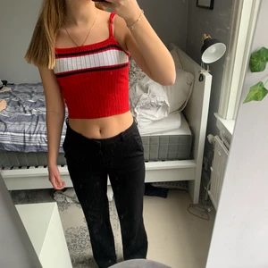 Rött linne från h&m i storlek s  - Ett rött linne med vita och svarta detaljer i storlek s från h&m du 