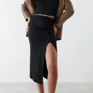 Kjol  - Säljer denna kjol med slits från Gina tricot som är slutsåld i storlek 38 för 200kr💞 kan mötas upp samt fraktas🫶🏼