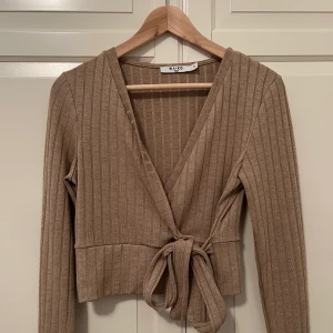 tröja  - En jätte fin beagi tröja i storlek M men passar även S. Kommer inte till användning. Kan mötas upp samt fraktas💘