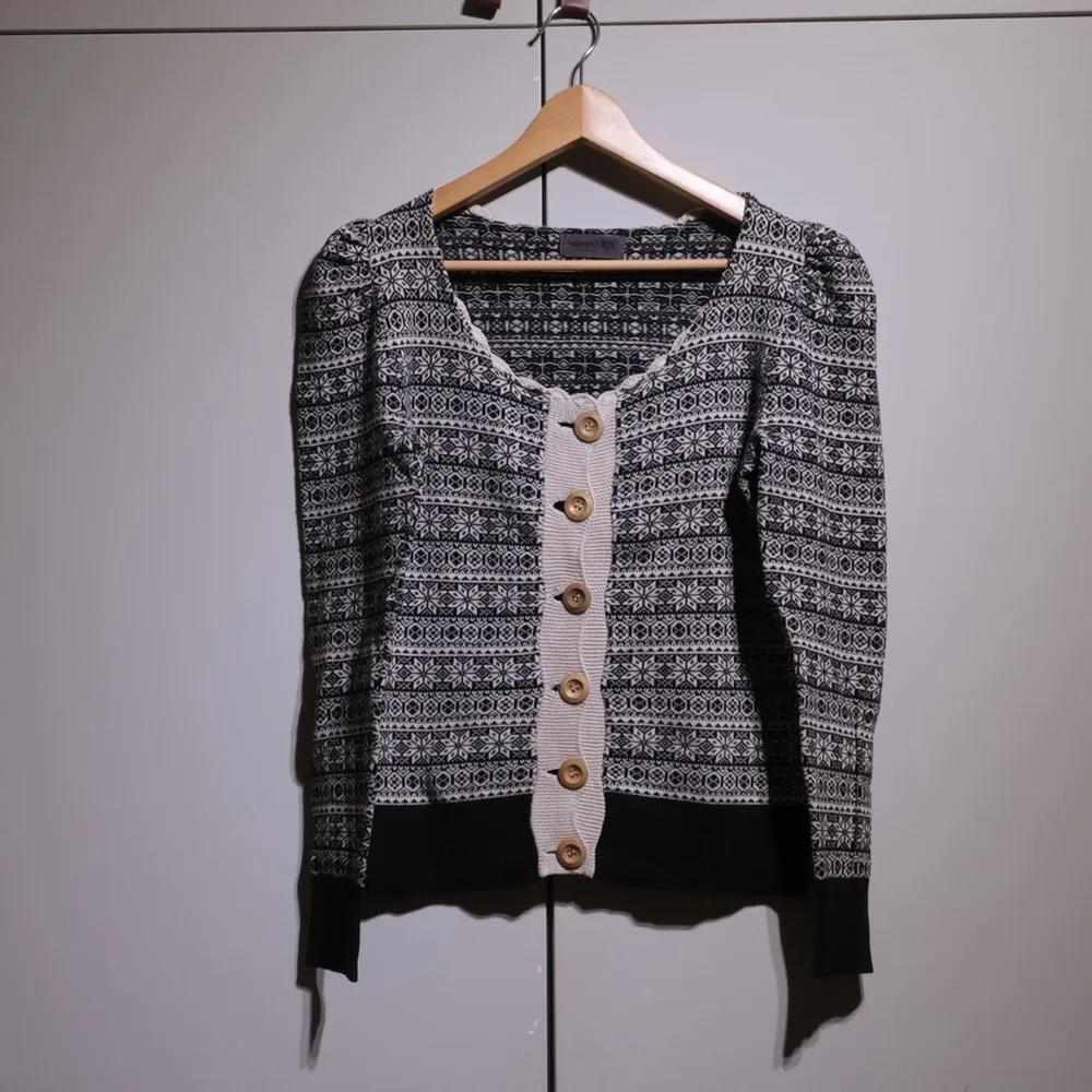 A very nice and elegant black & white cardigan. In perfect condition. . Tröjor & Koftor.
