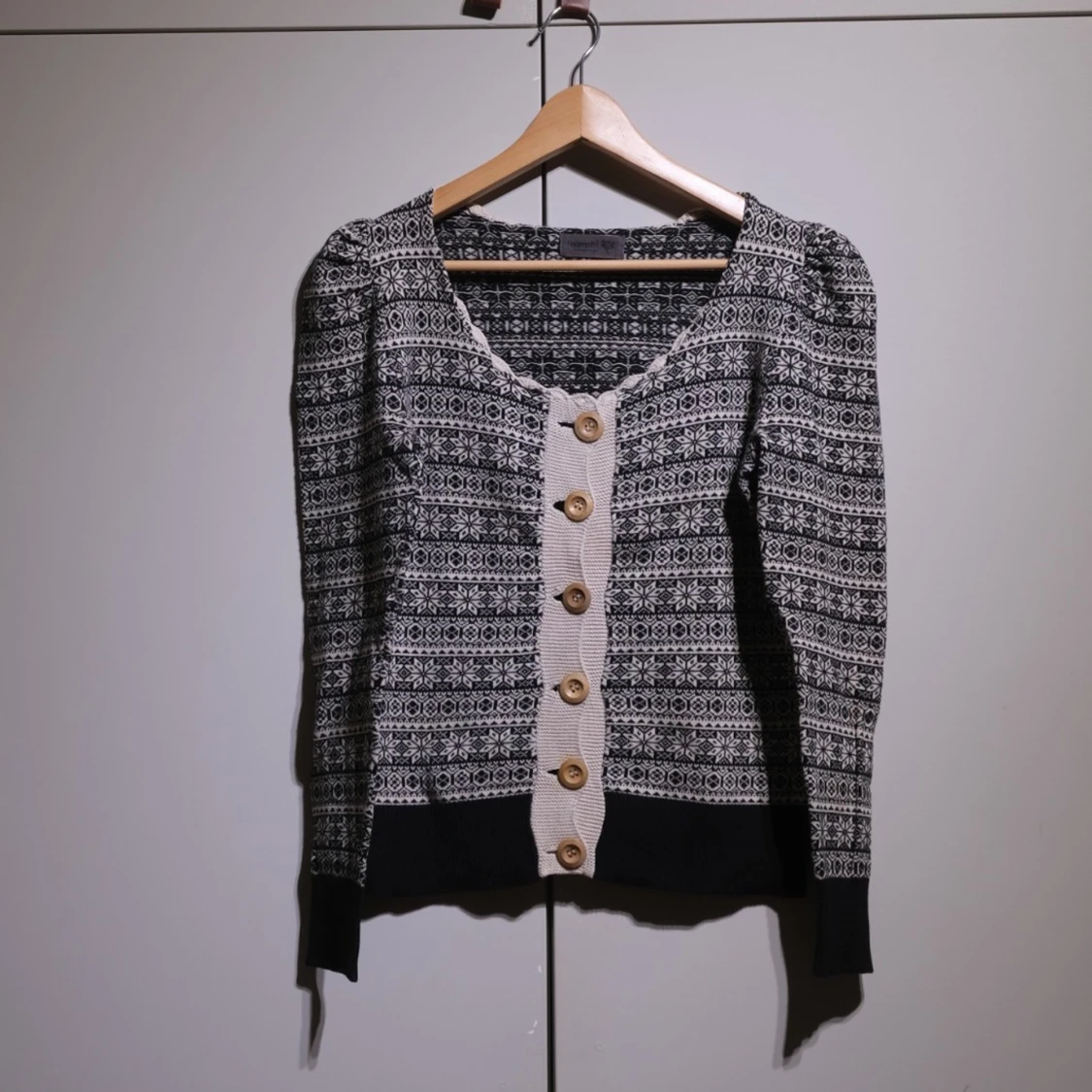 Black/white knitted cardigan