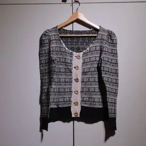 A very nice and elegant black & white cardigan. In perfect condition. 
