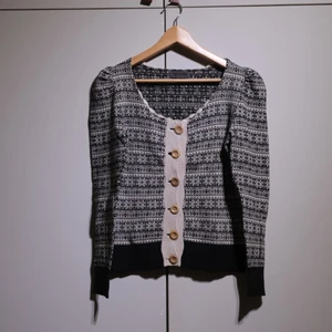 Black/white knitted cardigan - A very nice and elegant black & white cardigan. In perfect condition. 