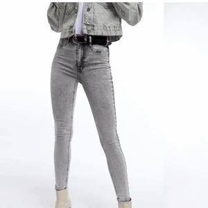 Jeans  - Säljer dessa jeans från Gina tricot som är slutsålda i storlek 38. Kan fraktas samt mötas upp 🫶🏼🫶🏼