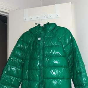 Säljer denna glansiga gröna jackan från zara. Den är i nyskick och är hur fin som helst! Nypris 559 säljer och jag säljer för 300 + frakt! 💞💞