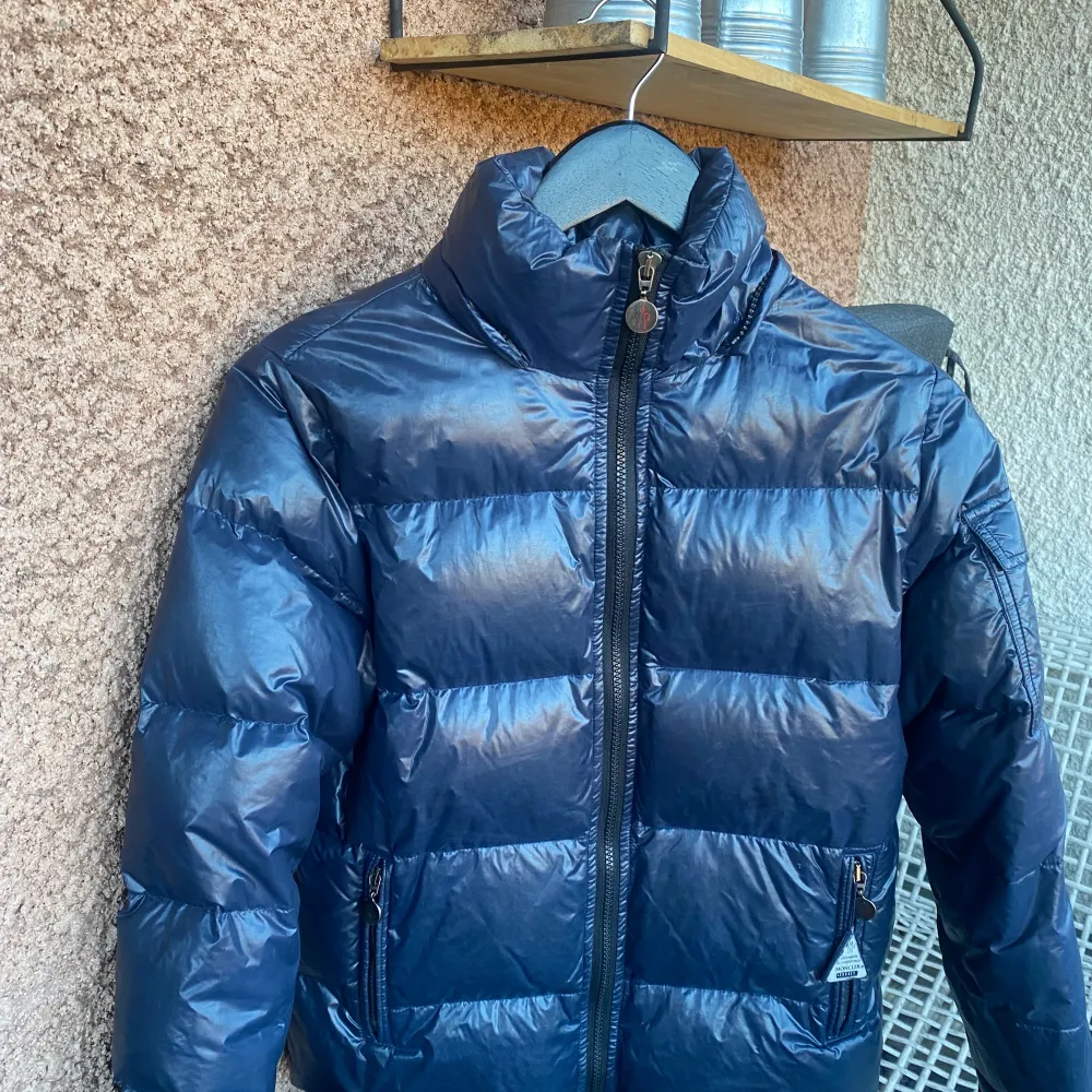 Snygg jacka från moncler i modellen maya. barnstorlek 12y men passar en xs!jackan är självklart äkta men är en äldre modell så har ej något kvitto eller liknande. den är köpt på Vestiaire collective och därav kan äktheten garanteras. använd ej köp direkt!. Jackor.