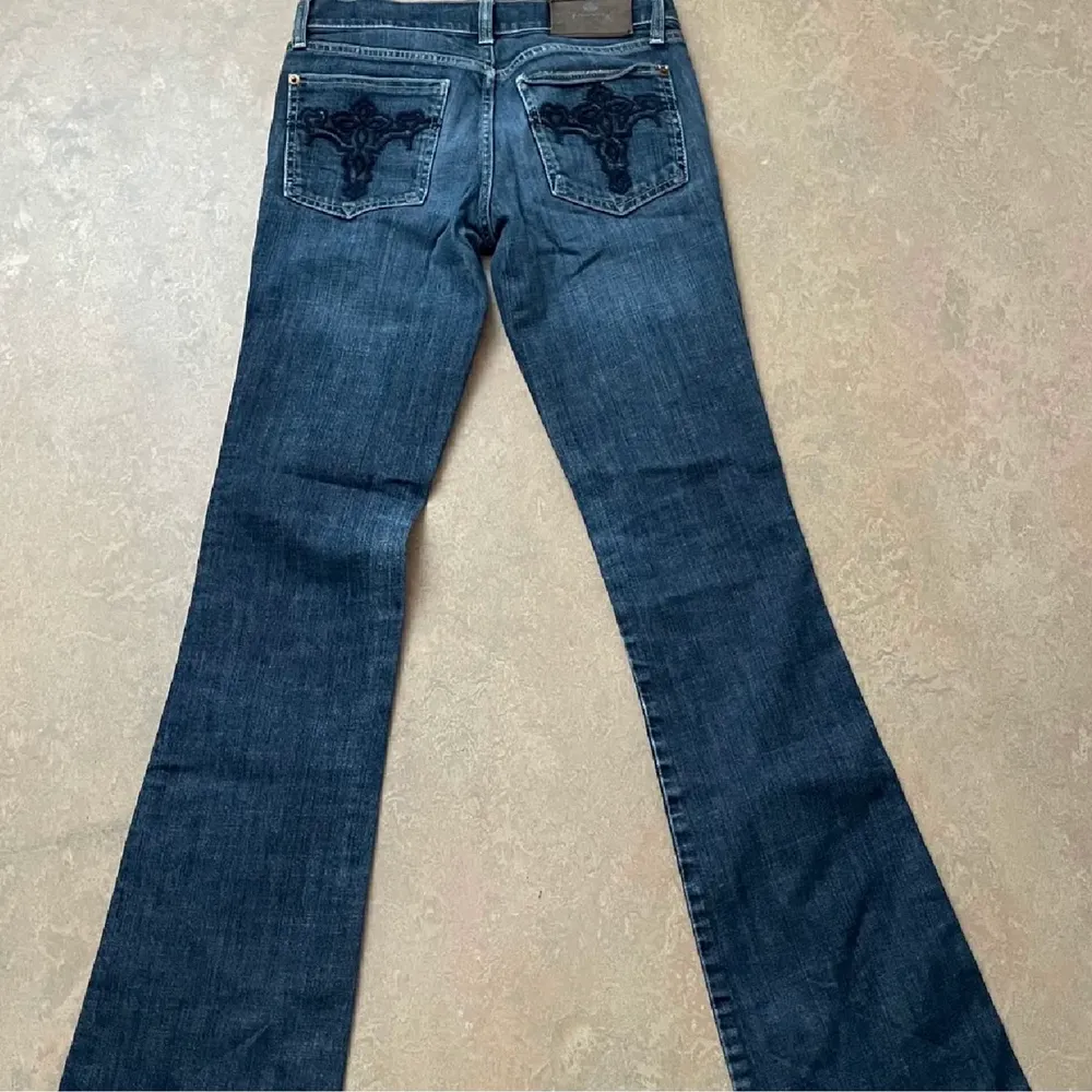 Säljer dessa jeans då de inte passar mig som brukar ha 34 i jeans och är 171 cm lång. Skulle säga att de är storlek 32 men det står att de är 34.🤍. Jeans & Byxor.