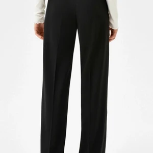 Kostymbyxor - Säljer mina kostymbyxor från Bershka använda 2-3 gånger. Storlek 40 men passar mindre storlekar. 