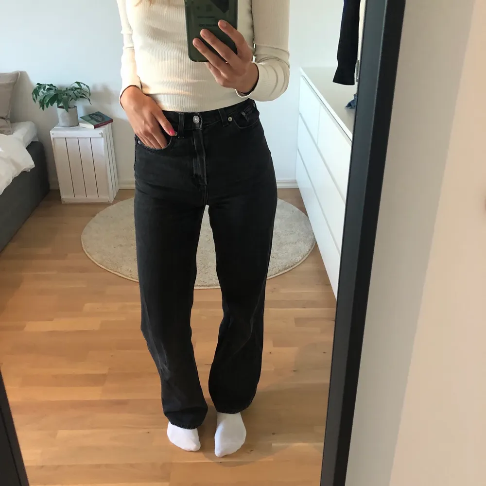 Högmidjade Levi’s jeans! Säljer då de inte kommer till användning💗 Bra och fint skick! Jag är 170cm, mitt stussmått är 94cm och mitt midjemått 62cm. Innerbenslängden på jeansen är ca 75cm😊 Frakten är inräknat i priset💓. Jeans & Byxor.