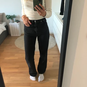 Levi’s jeans - Högmidjade Levi’s jeans! Säljer då de inte kommer till användning💗 Bra och fint skick! Jag är 170cm, mitt stussmått är 94cm och mitt midjemått 62cm. Innerbenslängden på jeansen är ca 75cm😊 Frakten är inräknat i priset💓