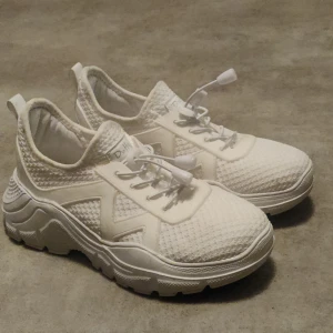 Duffy Sneakers  - Säljer mina Duffy skor eftersom de är för små för mig 