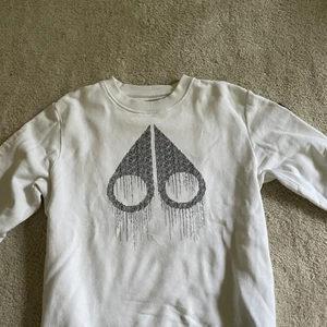 Moose knuckles sweatshirt -  I bra skick 8,5/10. Inte mycket använd Nypris 2500kr  Storlek S Pris kan diskuteras 