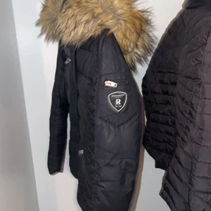 Rock and blue, Storlek M/40 - Säljer nu min vinterjacka då den inte passar längre. Passar både S och M. Fint skick med inga hål. Finns fler bilder 