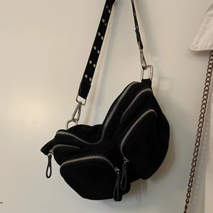 Väska  - Säljer min stora och lilla väska som jag köpt på Ginatricot. Båda är i fint skick utan anmärkning!💕 Stora väskan : 150kr inklusive frakt  Lilla väskan : 100kr inklusive frakt 